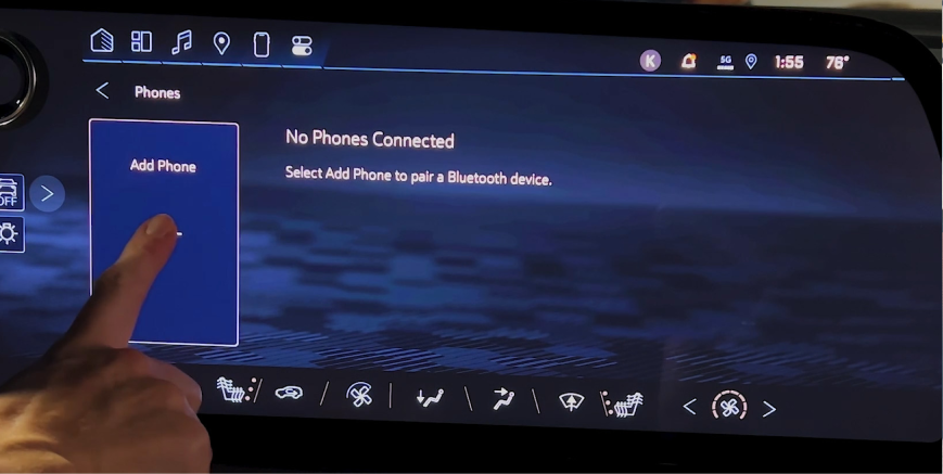 Une personne ouvre son compte Google sur l’écran du système d’infodivertissement du Chevrolet Equinox EV.