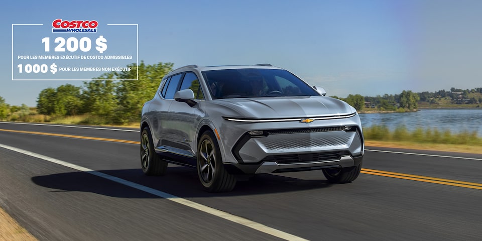 Vue latérale avant du Chevrolet Equinox EV 2025 en mouvement sur la route.