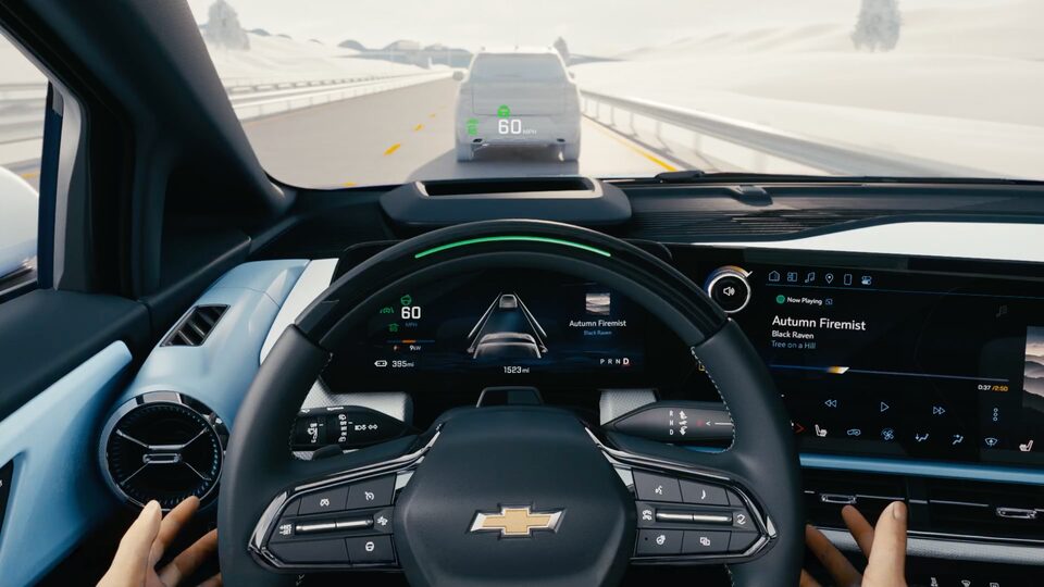 La fonction Super Cruise du Chevrolet Equinox EV 2025 en cours d’utilisation vue par le conducteur.