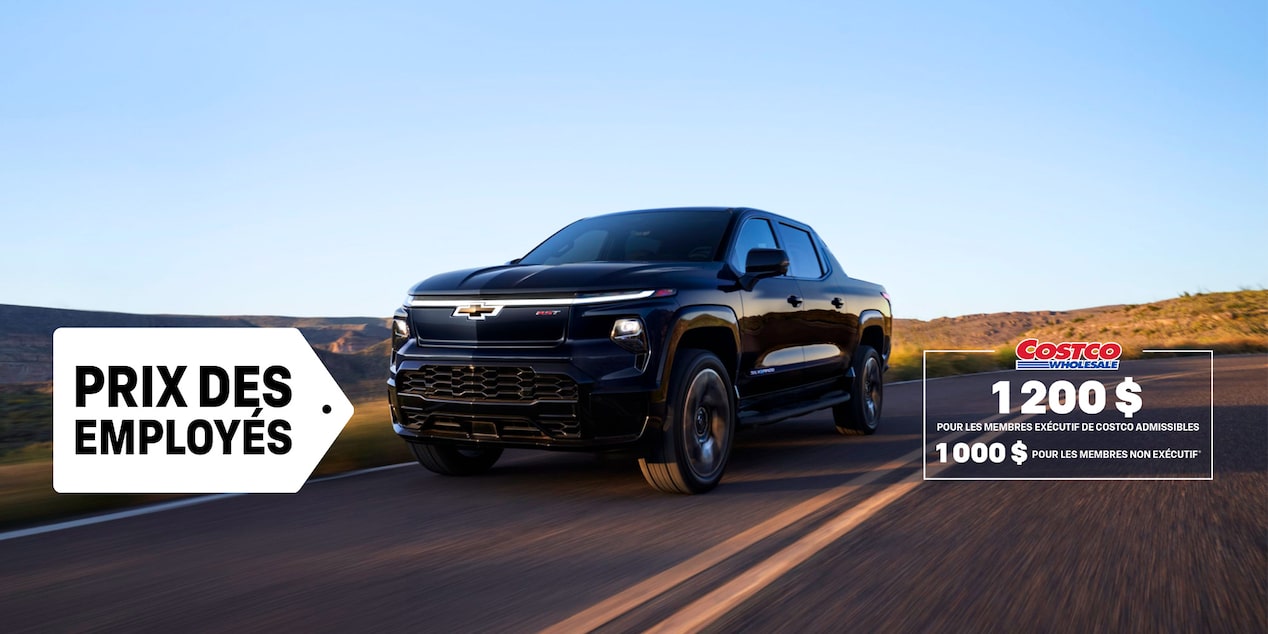 Vue latérale avant du Chevrolet Silverado EV 2025 en mouvement sur la route.