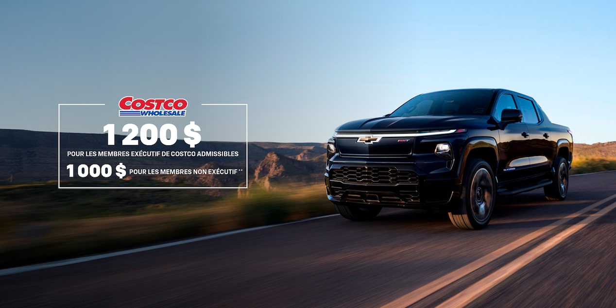 Vue latérale avant du Chevrolet Silverado EV 2025 en mouvement sur la route.