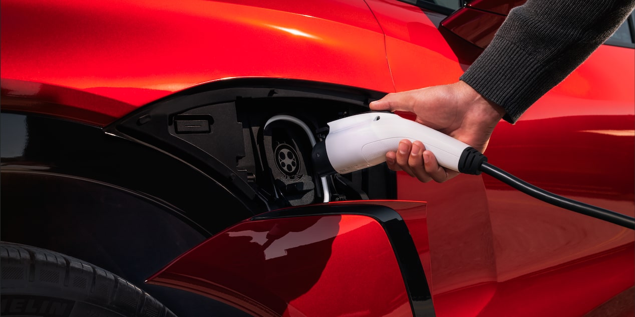 Une personne recharge le Chevrolet Blazer EV 2026.
