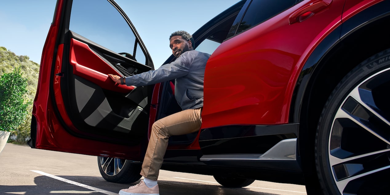 Une personne se prépare à sortir du Chevrolet Blazer EV 2026.