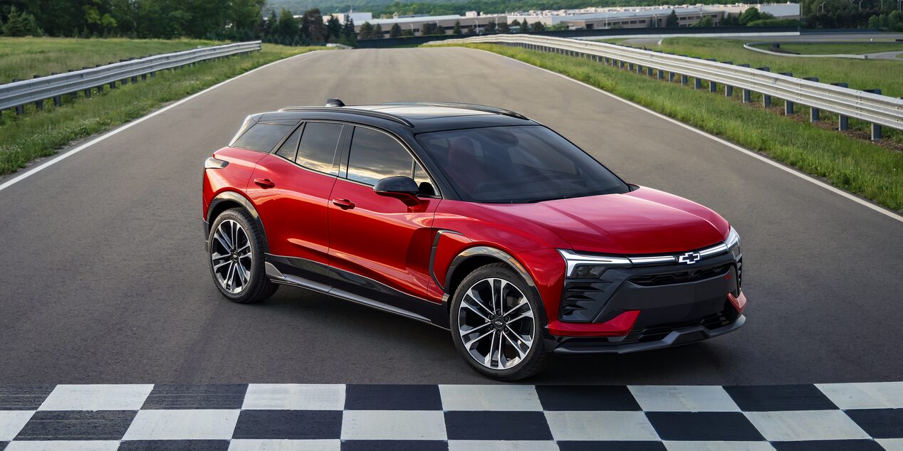 Le Chevrolet Blazer EV 2026 stationné seul près d’une ligne d’arrivée.