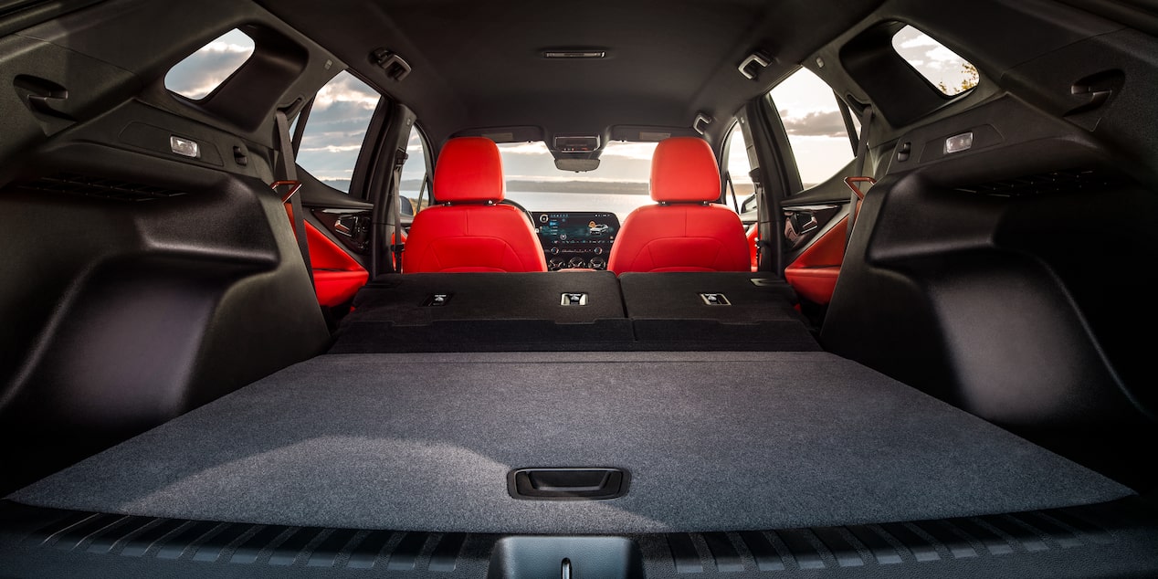 Le Chevrolet Blazer EV 2026 avec les sièges de la deuxième rangée rabattus.