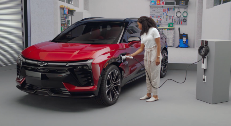 Une personne recharge le Chevrolet Blazer EV 2026 dans le garage d’une maison.