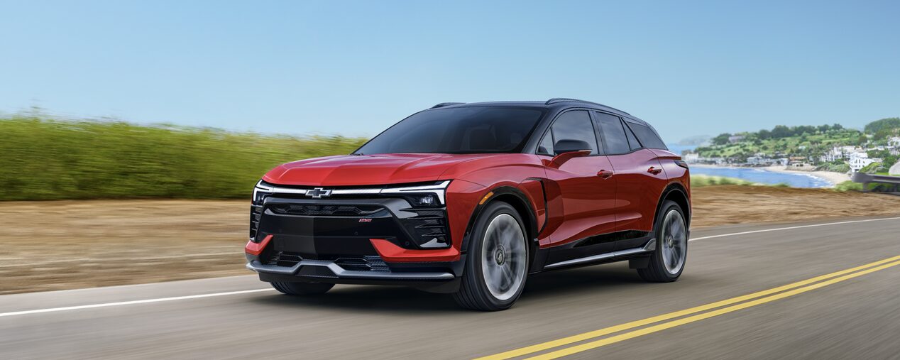 Le Chevrolet Blazer EV 2026 en mouvement sur une route côtière.