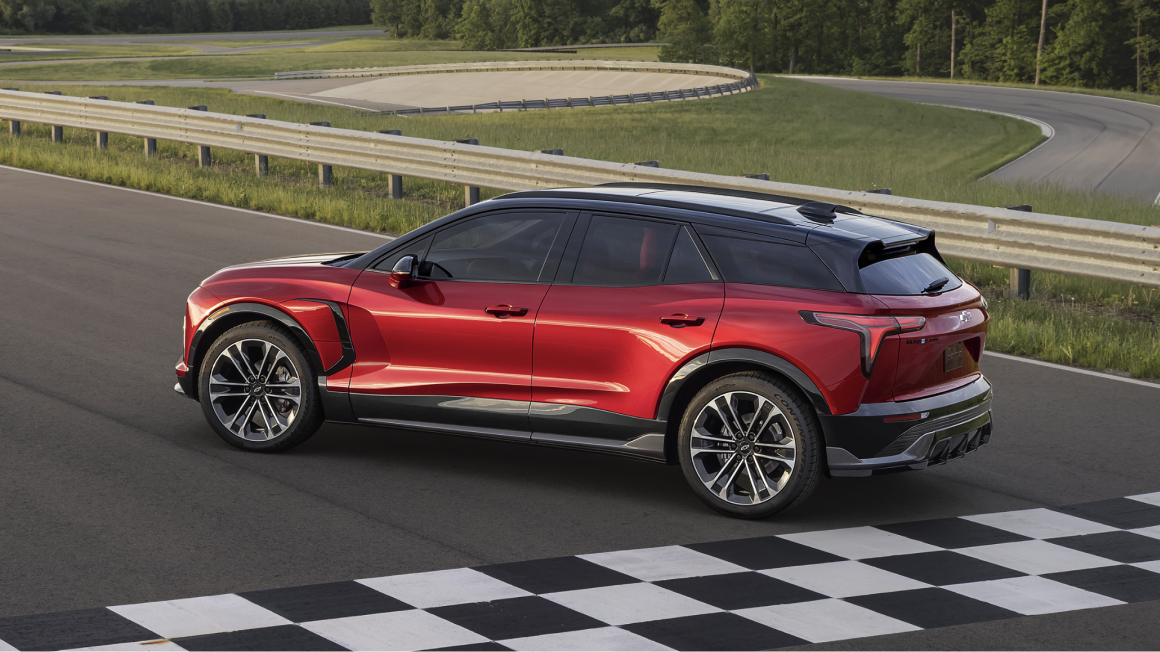 Vue latérale du Chevrolet Blazer EV 2026 stationné près de la ligne d’arrivée d’une piste de course.