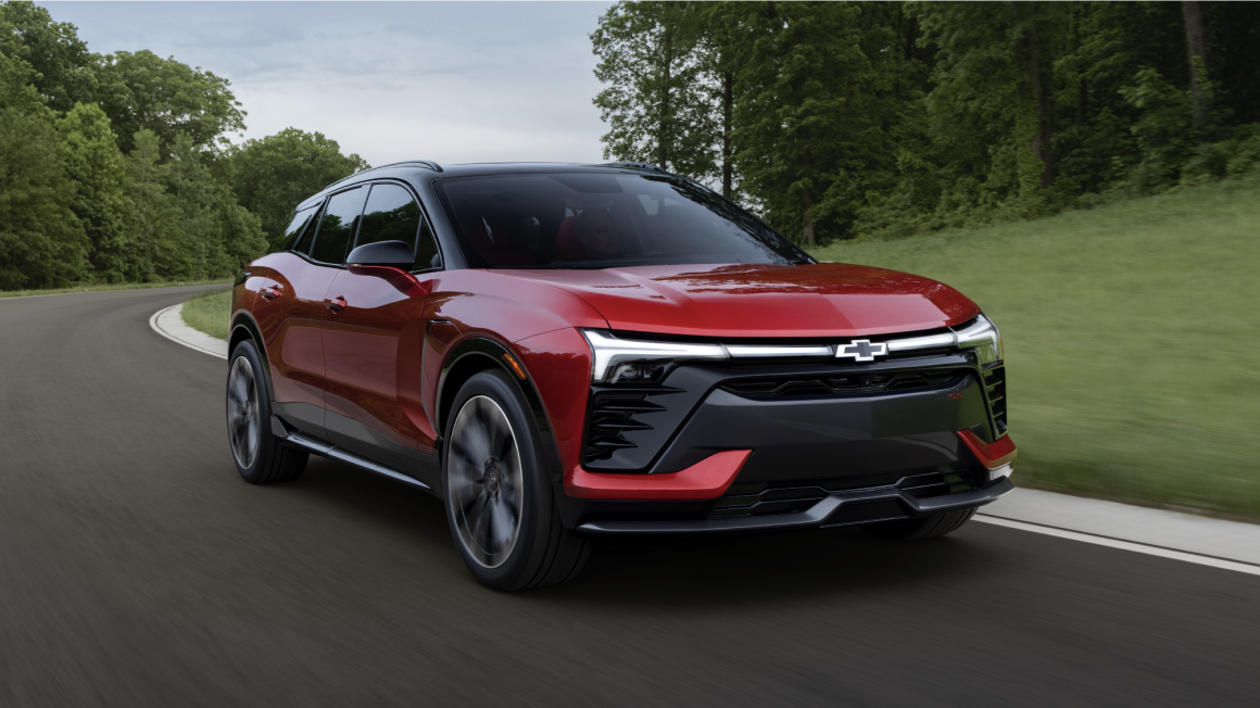 Le Chevrolet Blazer EV 2026 en mouvement seul sur la route.