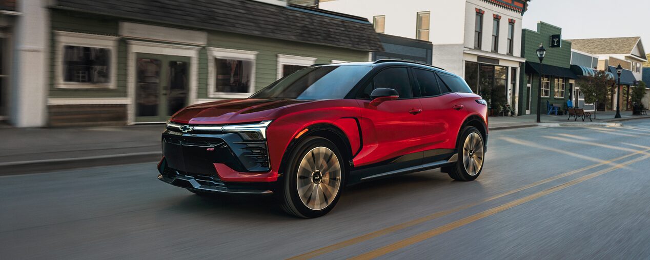 Vue latérale du Chevrolet Blazer EV 2026 en mouvement en ville.