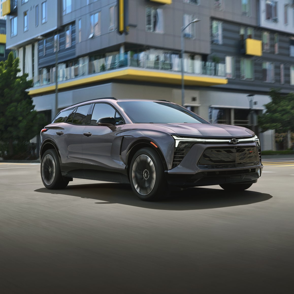 Le Chevrolet Blazer EV 2026 qui traverse une intersection.