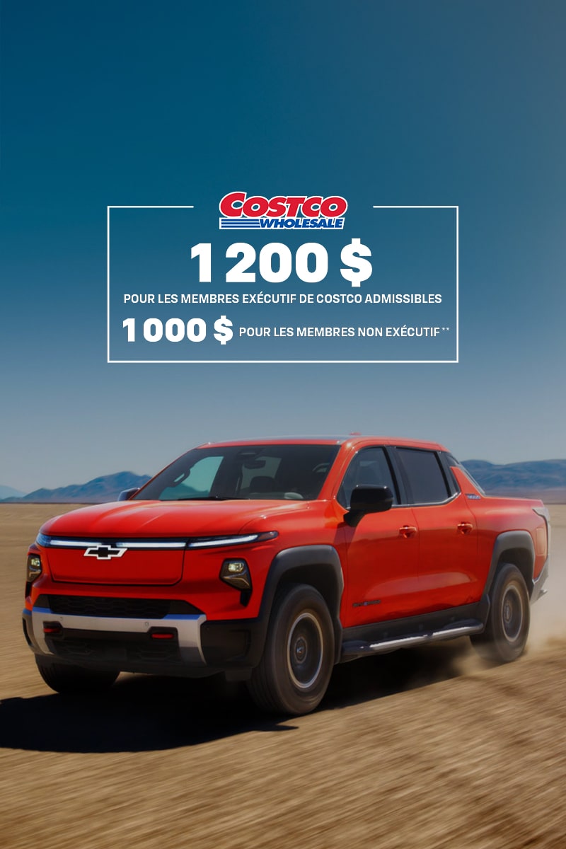 Un Chevrolet Silverado EV 2026 en mouvement sur la terre battue avec des montagnes au loin.