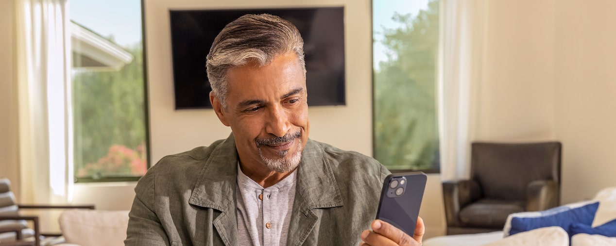 Une personne utilise son application myChevrolet.