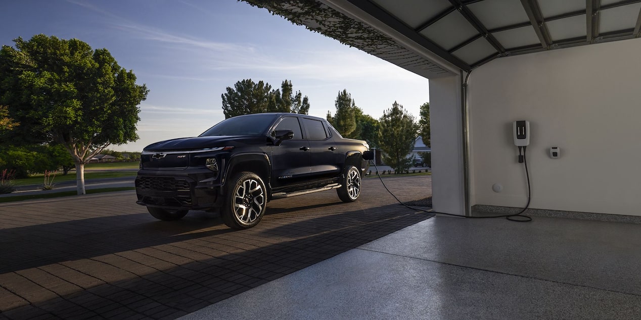 Chevrolet Silverado EV en charge dans un garage domestique.
