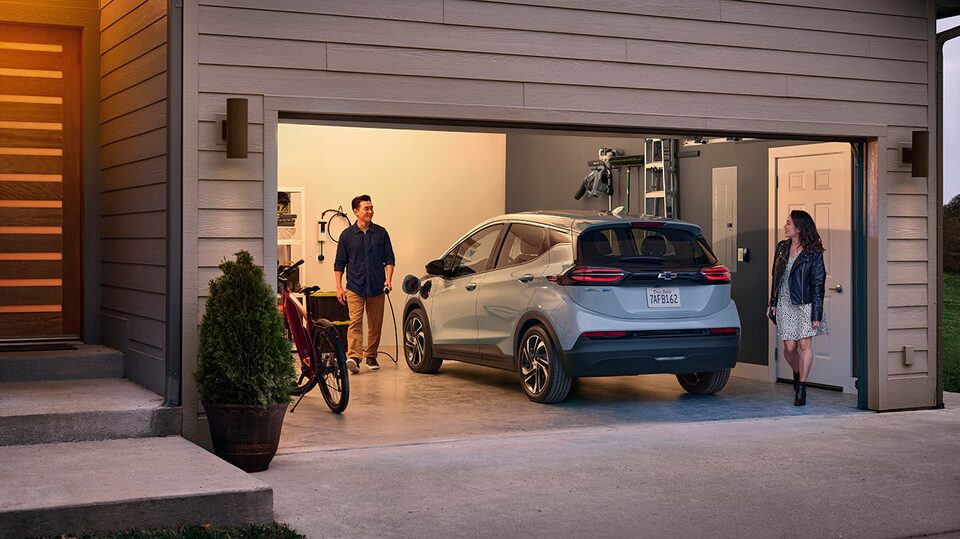 Une personne recharge son VÉ Chevrolet à domicile.