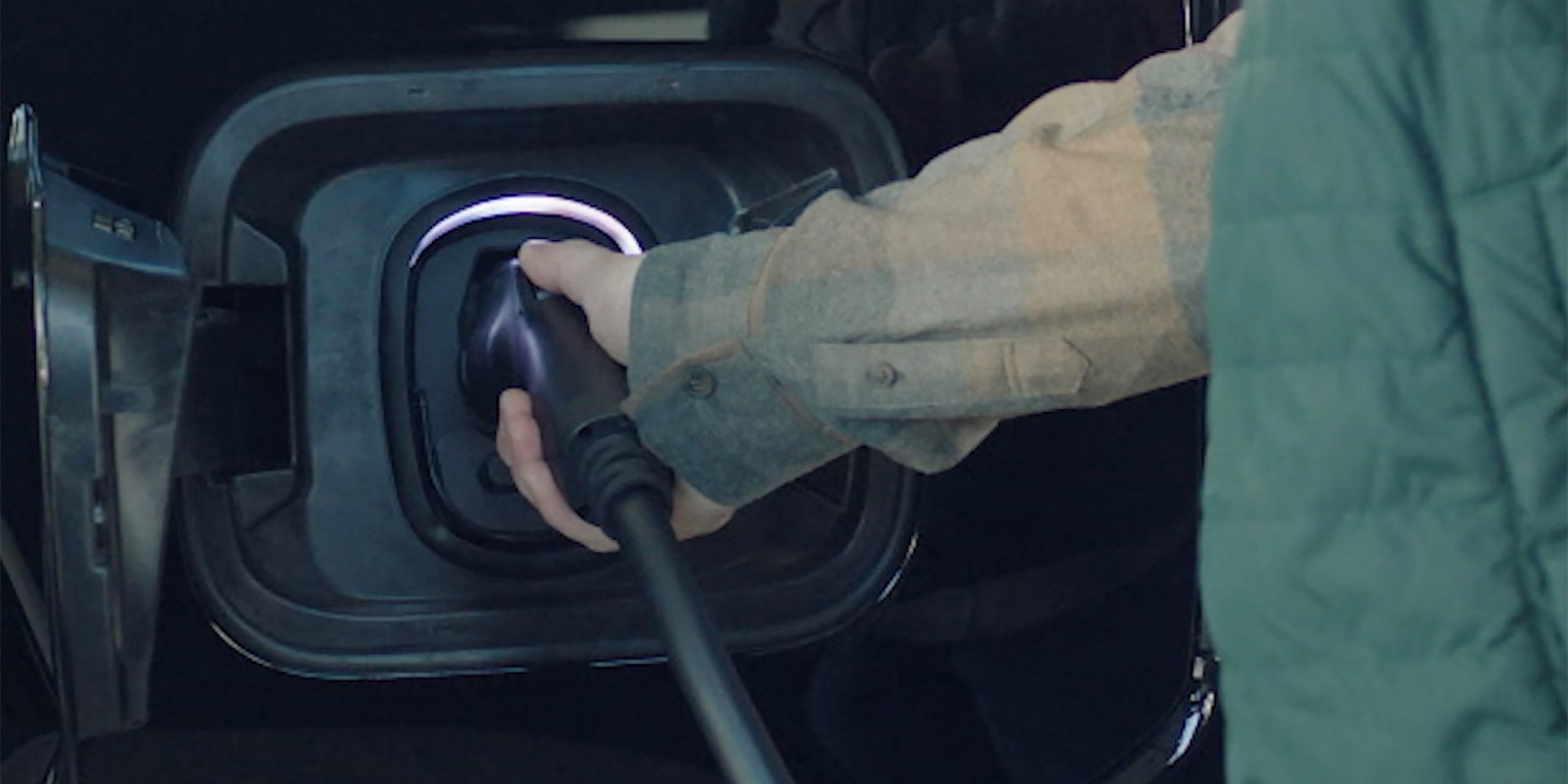 Une personne recharge le Chevrolet Silverado EV.