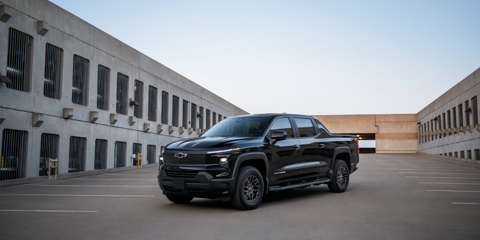 Chevrolet Silverado EV ET noir.