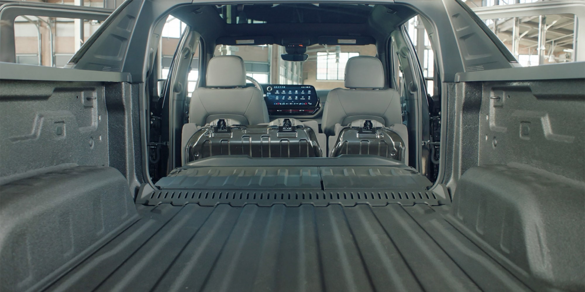 Vue arrière de la caisse et de l’habitacle du Chevrolet Silverado EV.