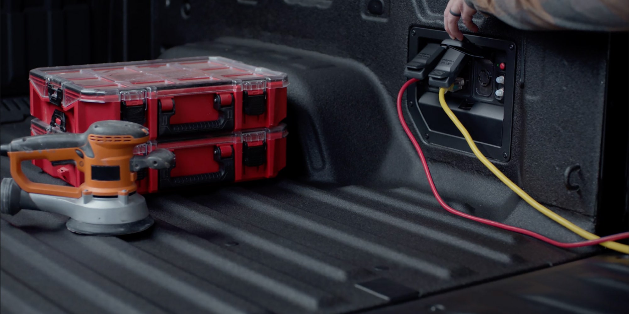 Vue rapprochée des prises dans la caisse du Chevrolet Silverado EV.