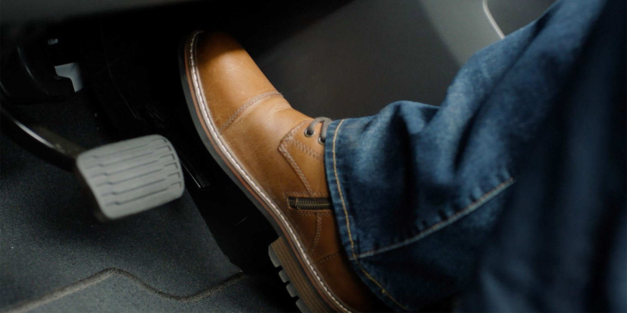 Une personne met le pied sur la pédale du Chevrolet Silverado EV.