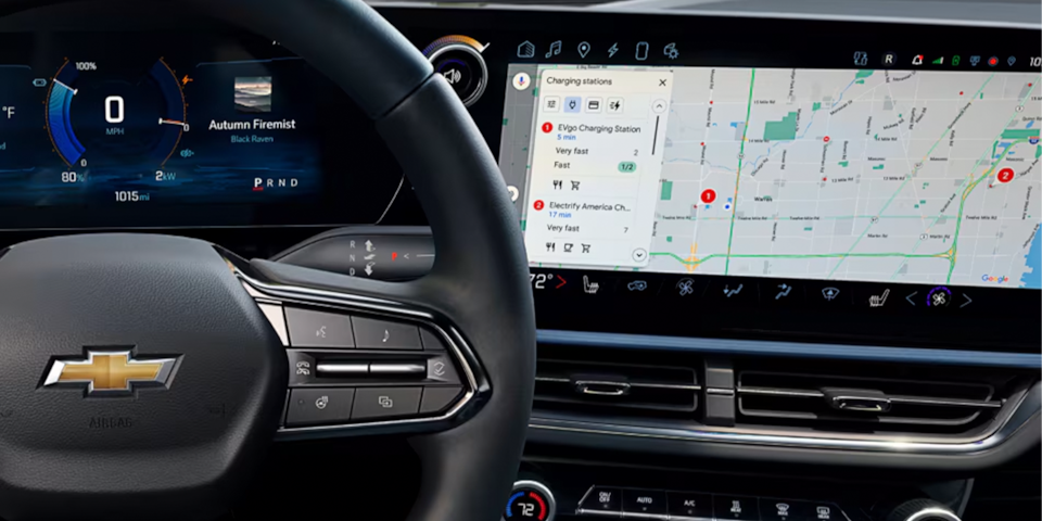 La planification des itinéraires avec Google intégré affichée sur l’écran du système d’infodivertissement du Chevrolet Silverado EV.