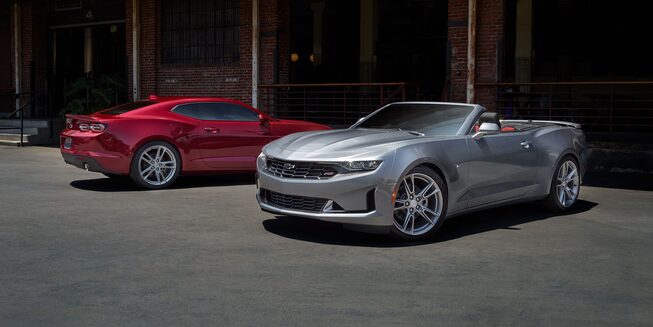 Versions cabriolet et coupé de la Chevrolet Camaro 2022.