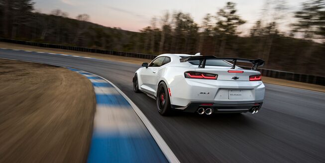 Vue arrière en angle de la Chevrolet Camaro 2022.