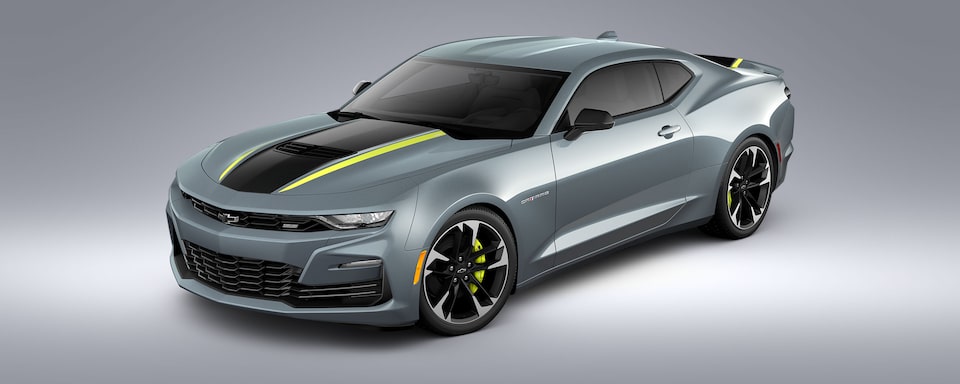 Profil latéral de la Chevrolet Camaro 2022 édition spéciale jaune éclatant et acier.