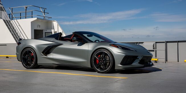 Vue de profil de la voiture sport Chevrolet Corvette 2022.