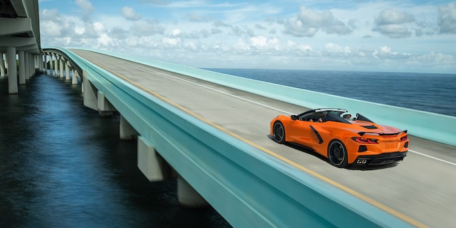 Vue latérale en angle de la voiture sport Chevrolet Corvette 2022 sur la route.