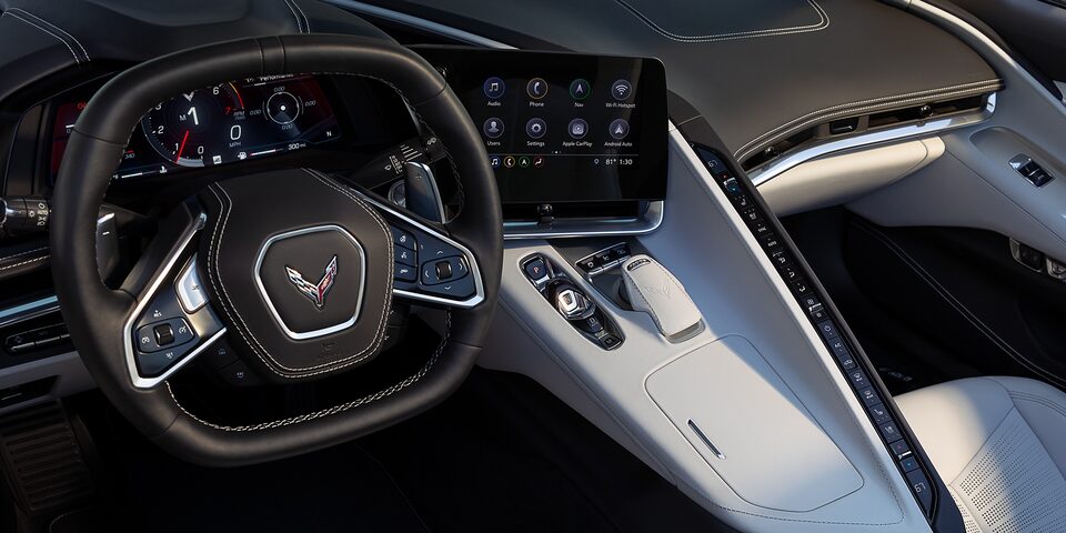 Tableau de bord de la voiture sport à moteur central Chevrolet Corvette 2022.