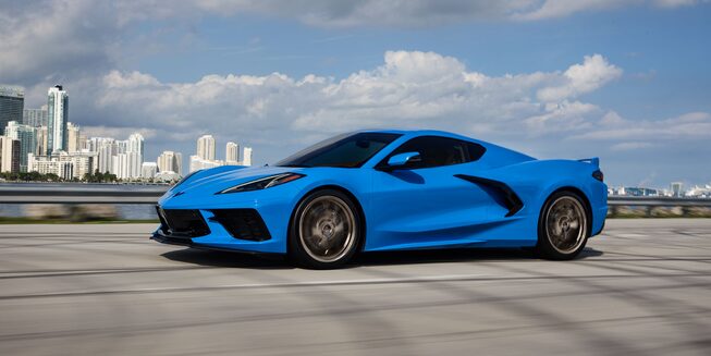 Vue latérale de la voiture de sport à moteur central Chevrolet Corvette 2023.