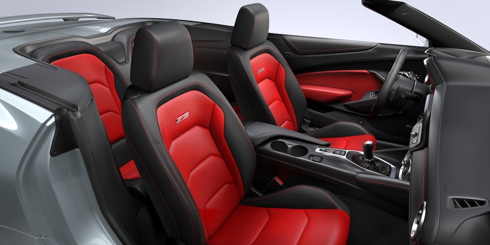 Chevrolet Camaro 2024 en tissu noir jais de Rouge adrénaline.