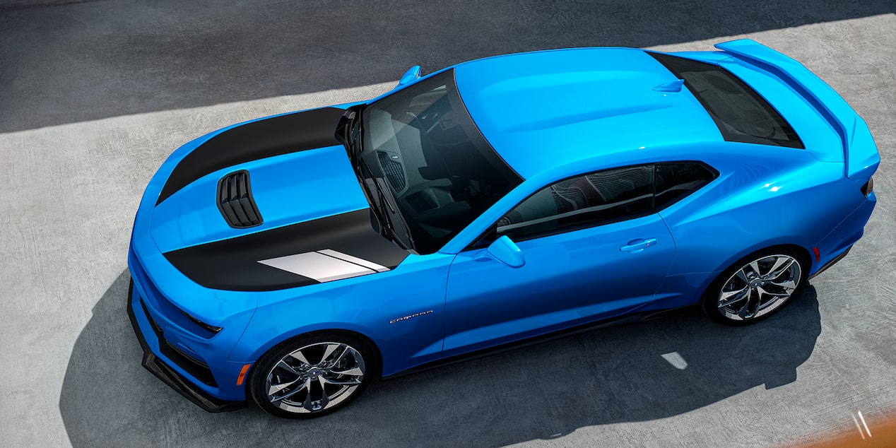 Vue aérienne de la Chevrolet Camaro 2024 en bleu rapide stationnée dans la rue.