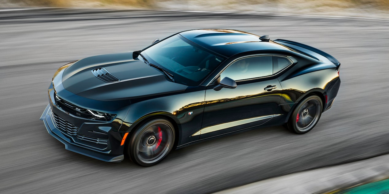 Chevrolet Camaro 2024 noire roulant sur une route de campagne