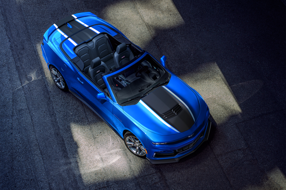 Vue aérienne de la Chevrolet Camaro 2024 en bleu déferlante avec décalcomanie noire.