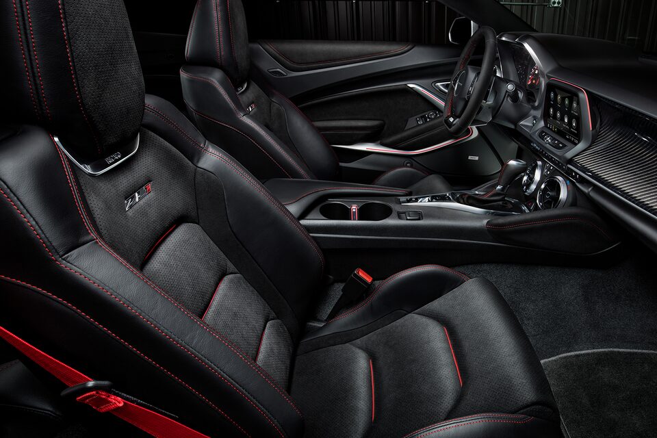 Habitacle noir jais de la Chevrolet Camaro 2024.