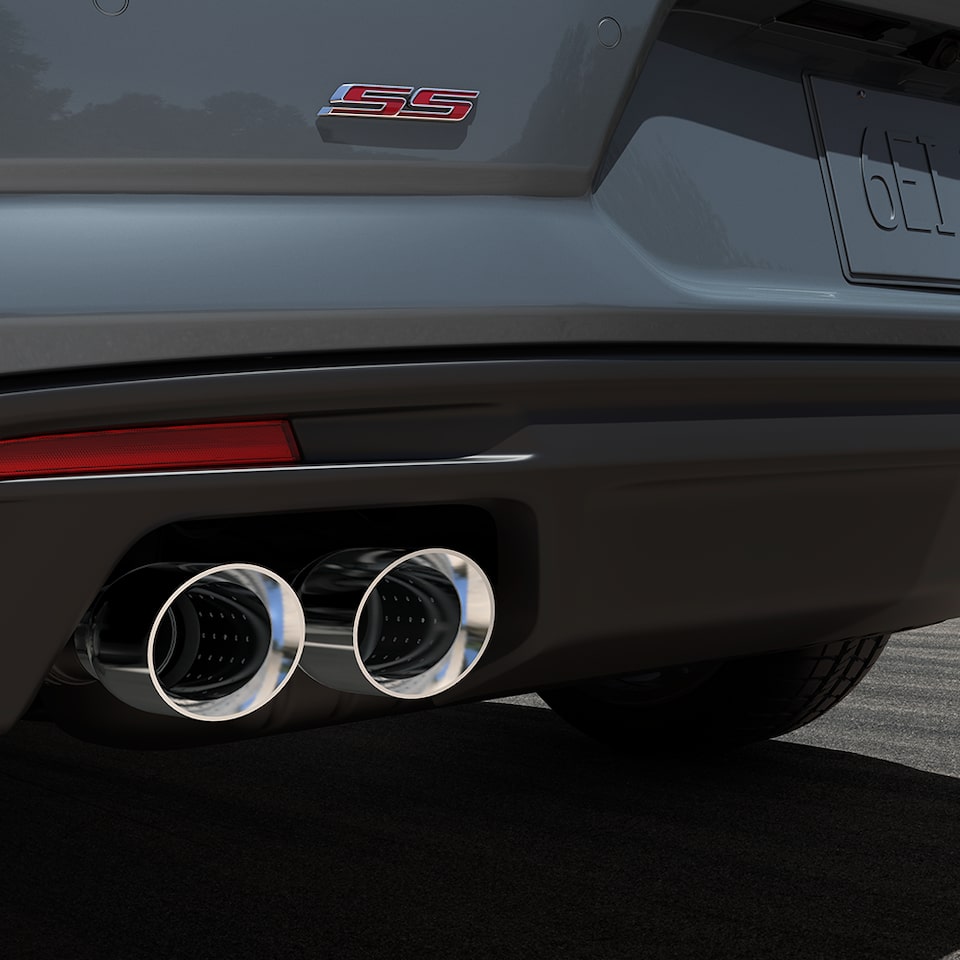 Vue rapprochée des tuyaux d’échappement de la Chevrolet Camaro 2024.