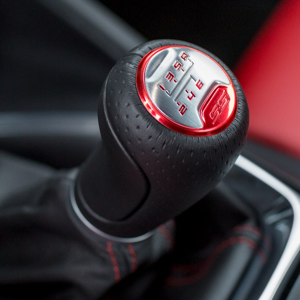 Vue rapprochée du levier de vitesses de la Chevrolet Camaro 2024.