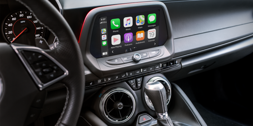Fonction CarPlay d’Apple du système d’infodivertissement de la Chevrolet Camaro 2024.