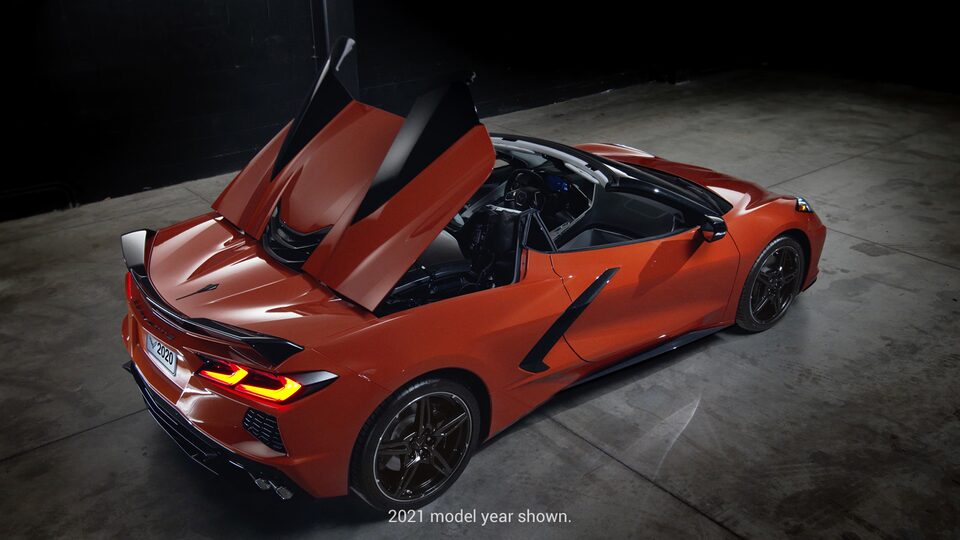 Le toit rétractable du cabriolet Chevrolet Corvette Stingray 2024 en teinte orange amplifié.