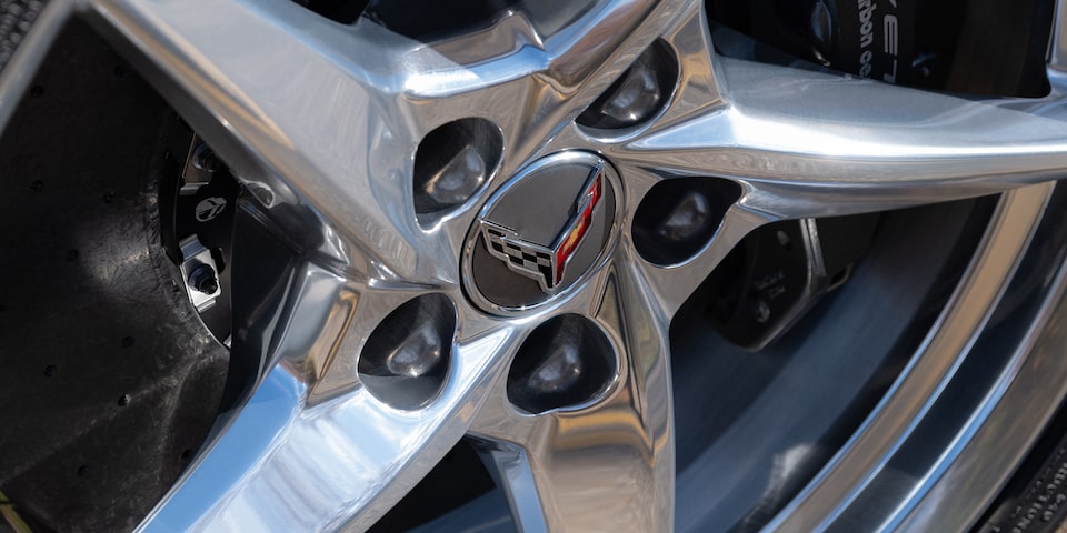 Vue rapprochée d’une jante de la Chevrolet Corvette E-Ray.