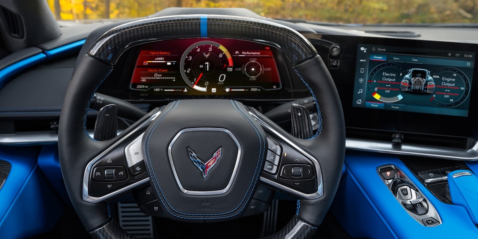 Le volant et le tableau de bord de la Corvette E-Ray vus par le conducteur.