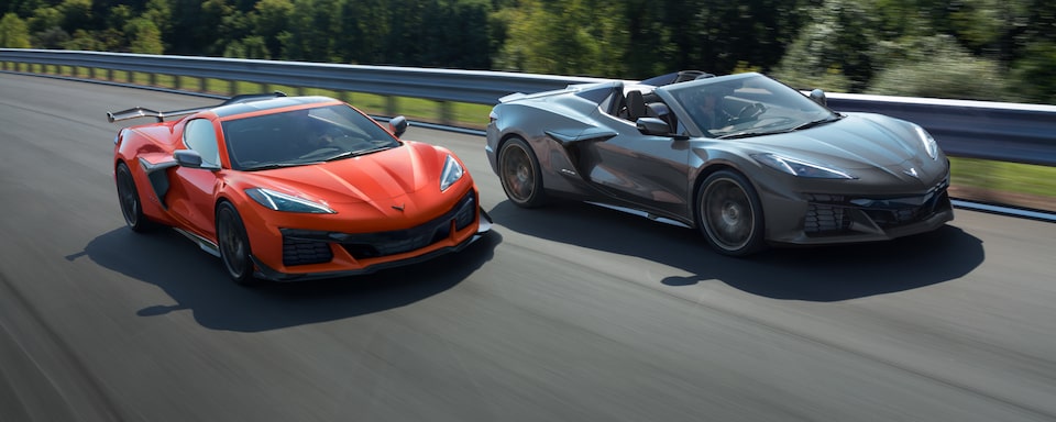 Deux voitures sport Chevrolet Corvette Z06 2025 en mouvement sur la route.