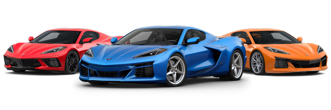Trois voitures sport Chevrolet Corvette E-Ray 2025 stationnées les unes à côté des autres.