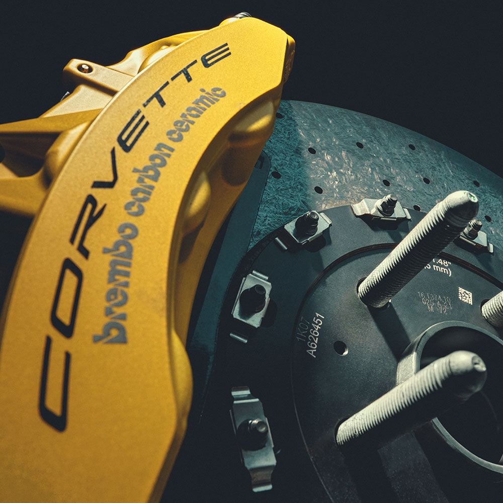 Vue rapprochée des freins Brembo en céramique de carbone de la Chevrolet Corvette Z06 2025 avec groupe Z07.