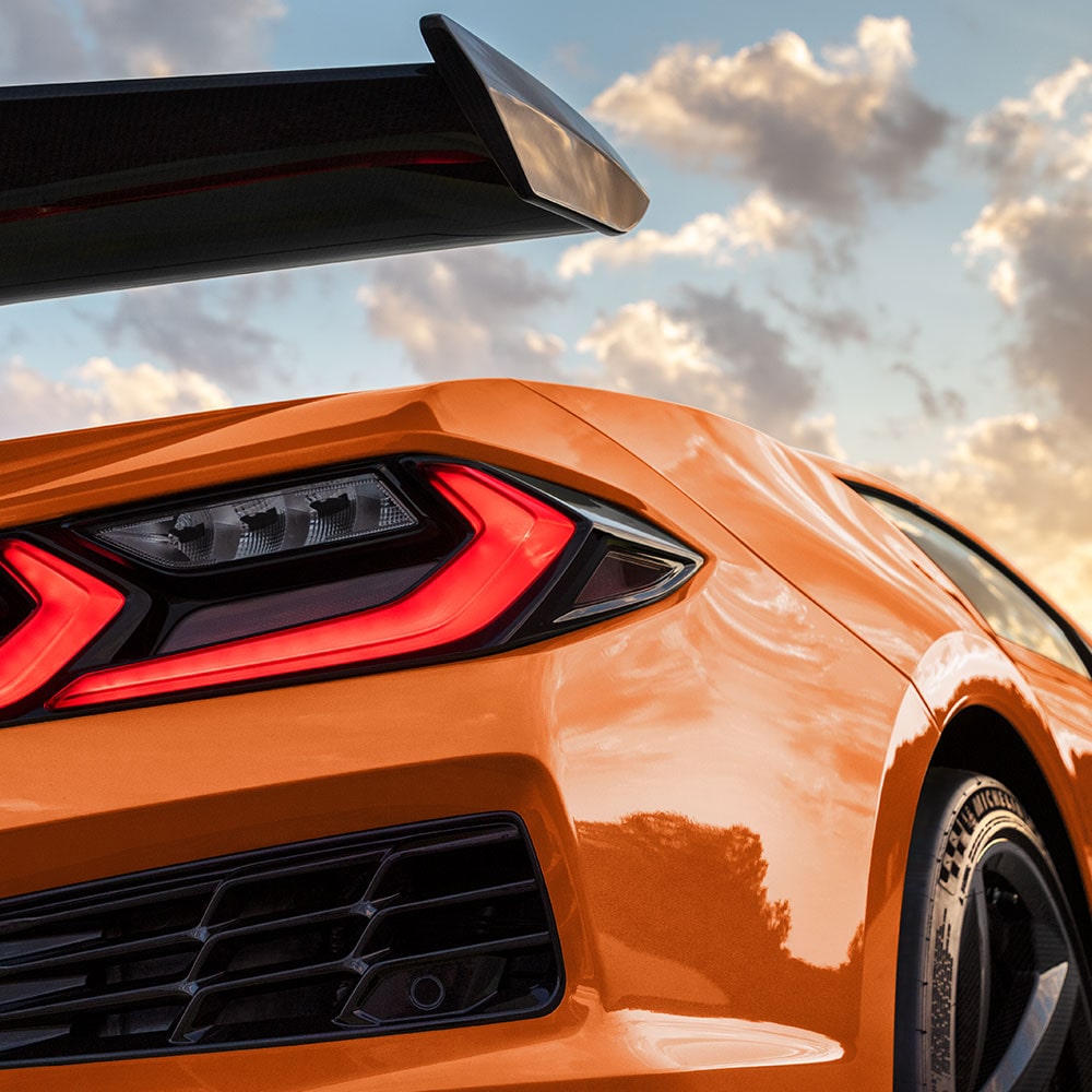 Vue rapprochée d’un feu arrière allumé de la Chevrolet Corvette Z06 2025 avec groupe Z07.