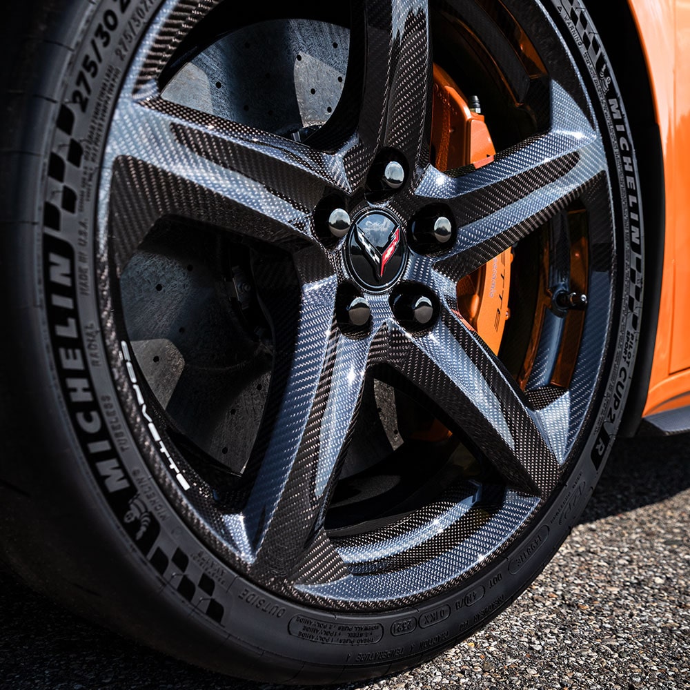 Vue rapprochée des roues en fibre de carbone de la Chevrolet Corvette Z06 2025 avec groupe Z07.