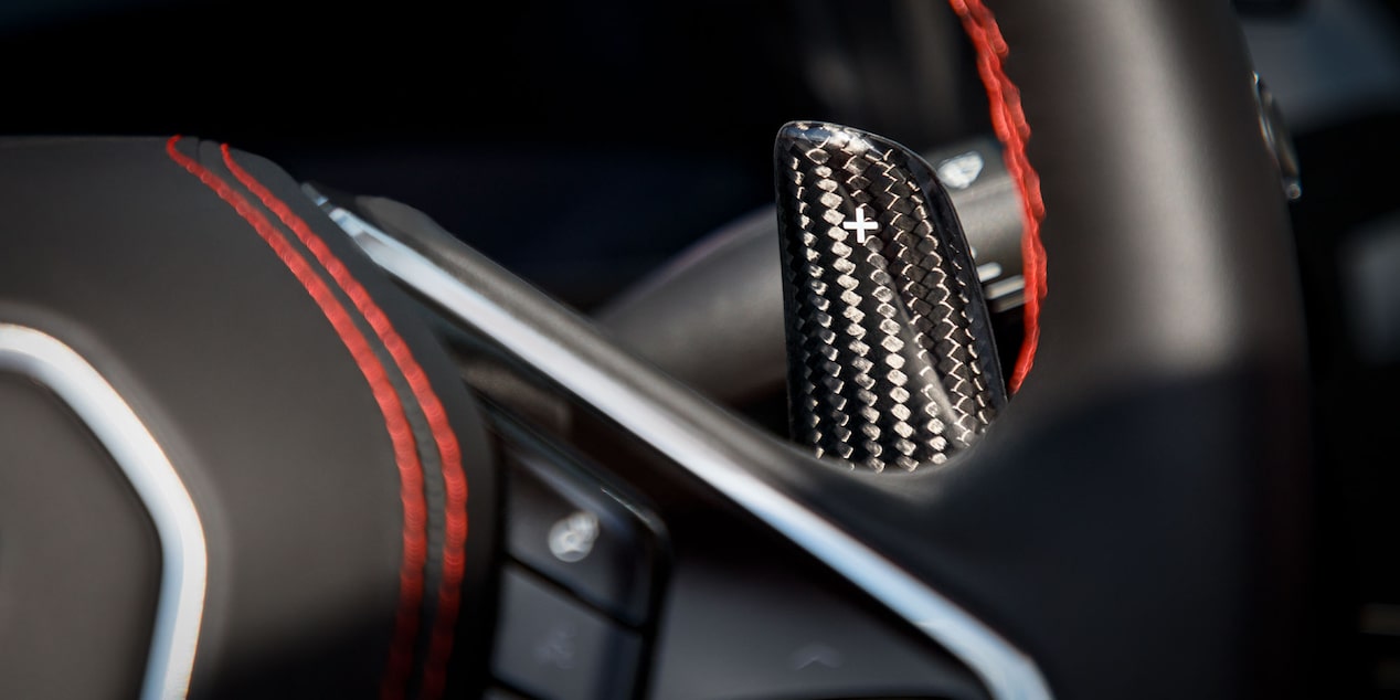 Vue rapprochée du volant de la Chevrolet Corvette Z06 2025.