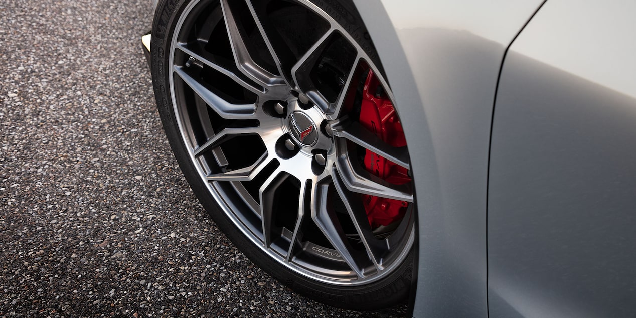 Vue latérale aérienne des roues de la Chevrolet Corvette Z06 2025.
